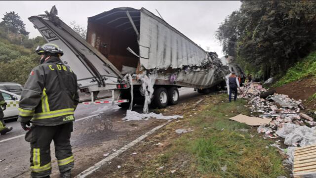 Accidente en México Toluca de camión de carga con 8 toneladas de sopa instantánea/ @grawperez