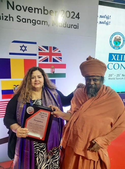 Clara Luz Montoya, poeta sonorense recibe premio de WCP 2024, en la India.