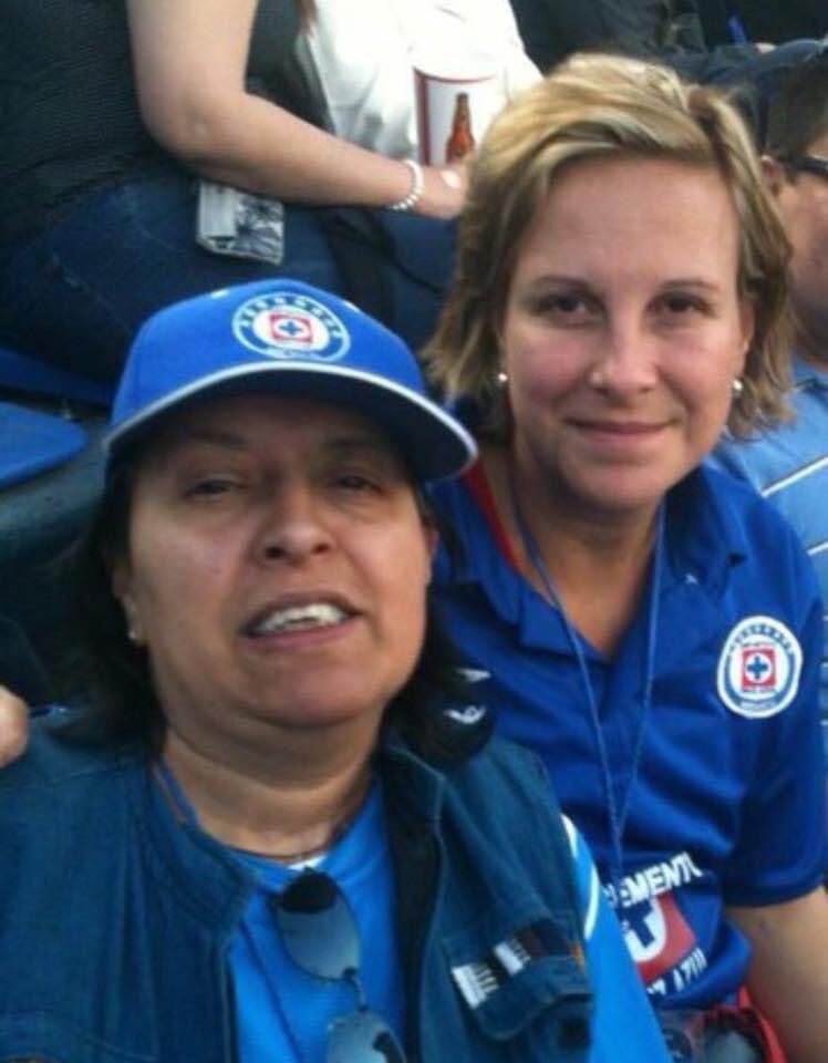 Claudia Santillana y su hermana Adriana, fan del Cruz Azul