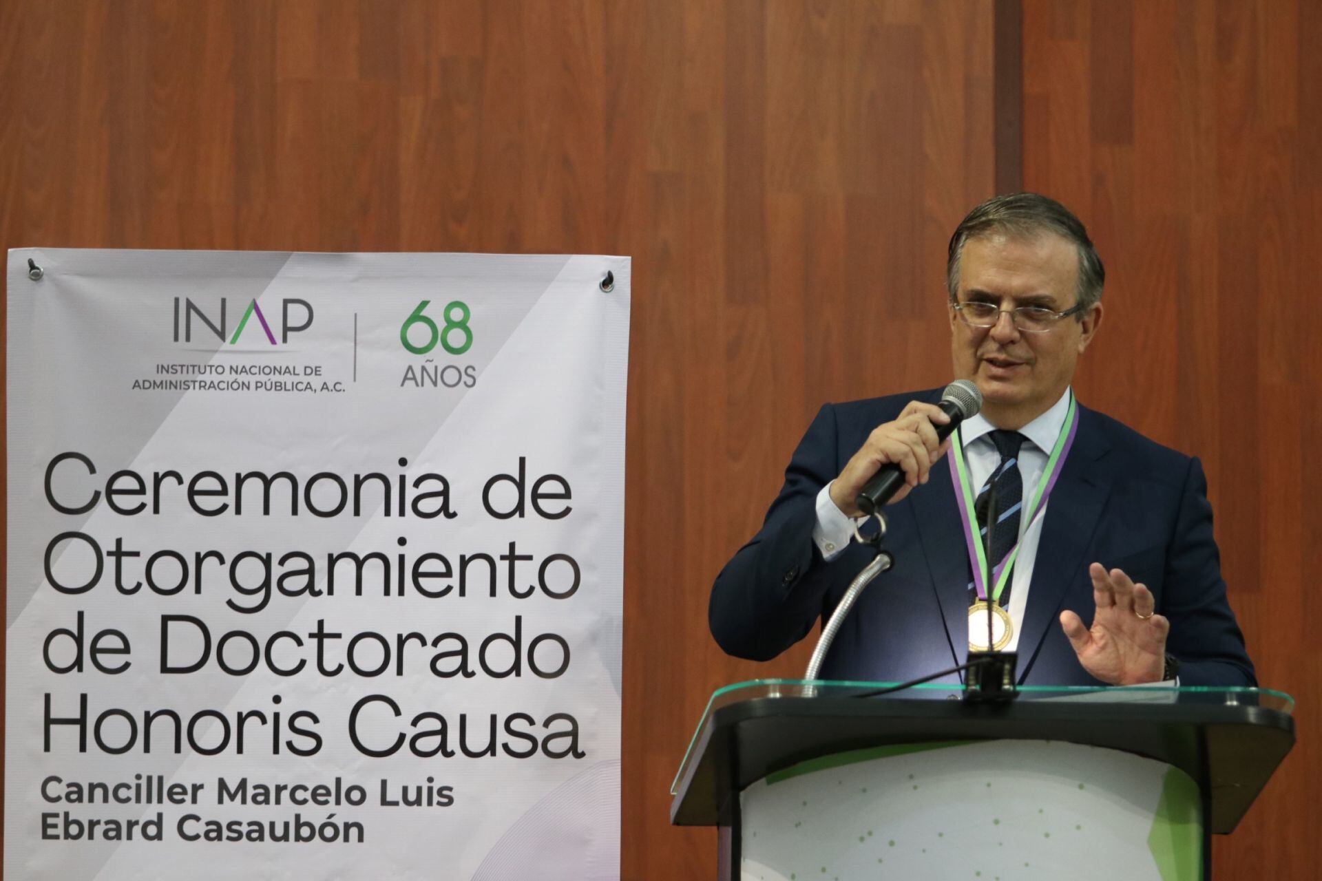 Marcelo Ebrard recibió la sexta medalla de Doctorado Honoris Causa.