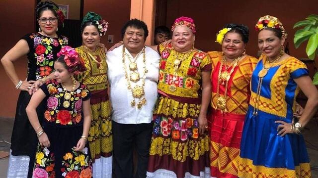 Óscar Cazorla (al centro con camisa blanca).
