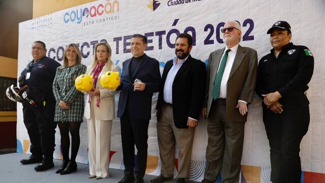 Giovani Gutiérrez, alcalde de Coyoacán, hace entrega de alcancías para apoyar la colecta Teletón