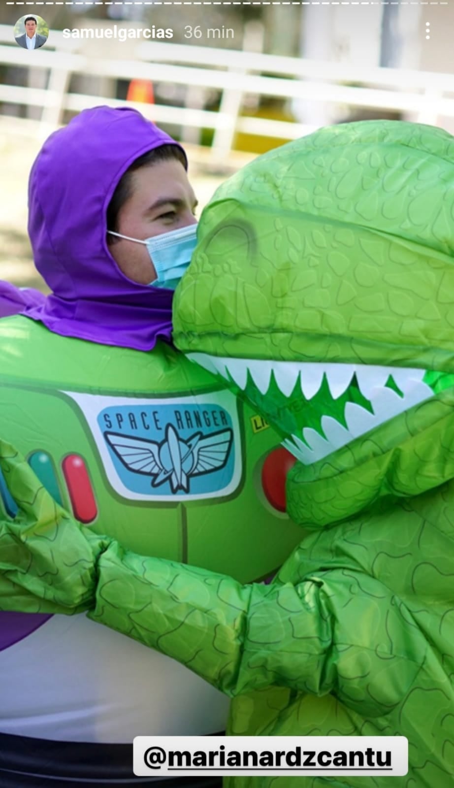Samuel García se disfraza de Buzz Lightyear