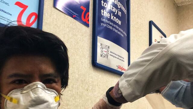 Profesora de la UNAM se vacuna en Estados Unidos