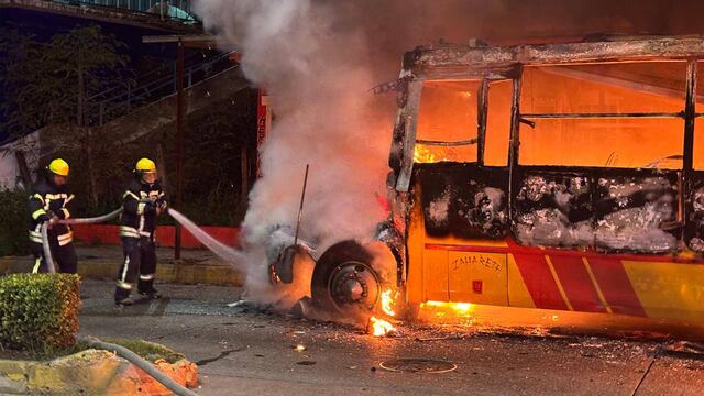 Incendian camión de pasajeros; 5 cuerpos calcinados