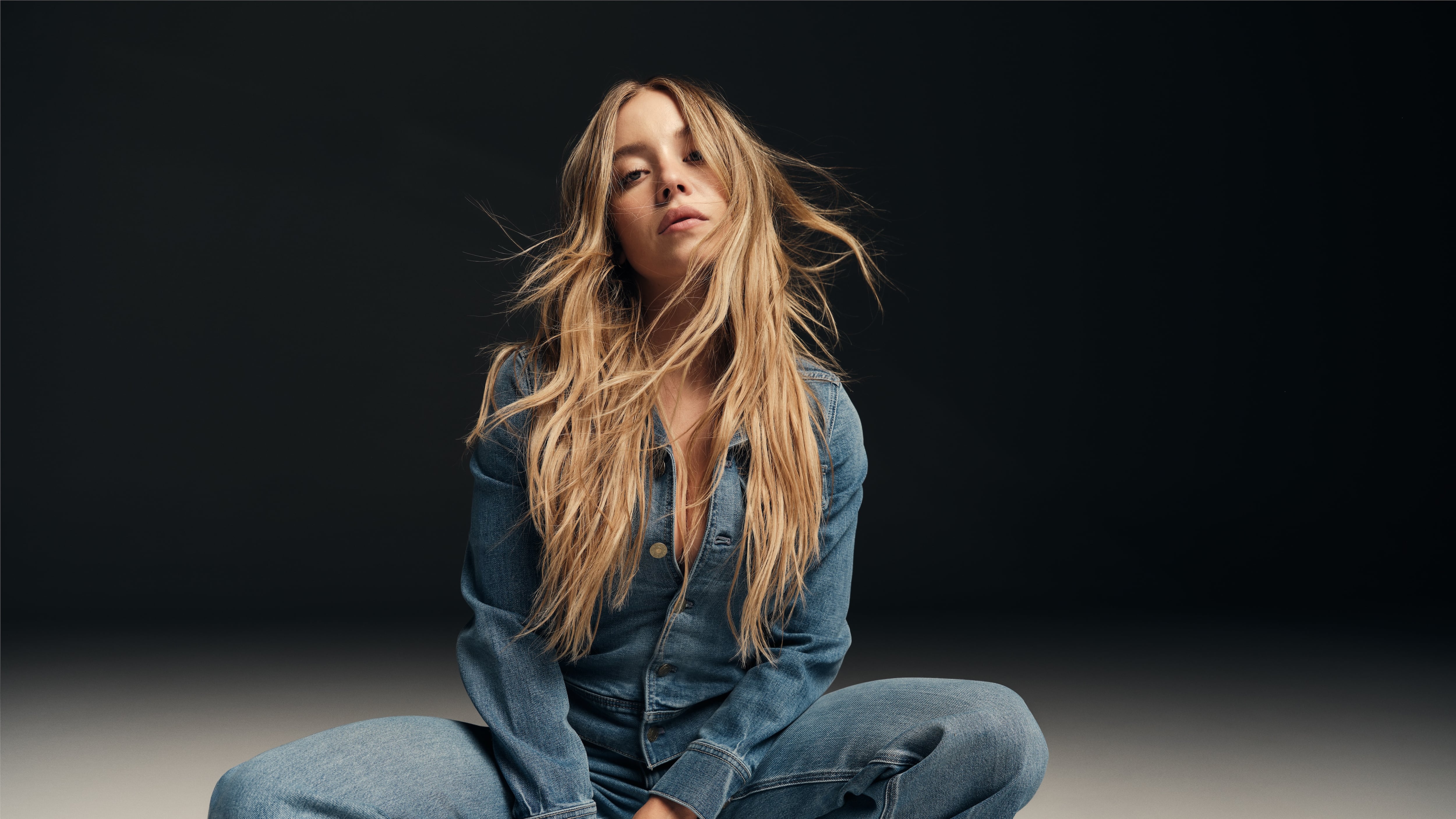 Sydney Sweeney reaviva polémica por campaña con American Eagle y rechaza disculparse