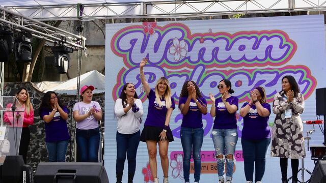 Mujeres alzando la voz en festival artístico de Coyoacán