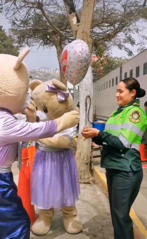 Hombre se disfrazó de oso para decláresele a una policía