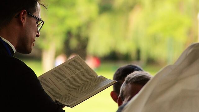 Sacerdotes admiten que la homosexualidad es normal.