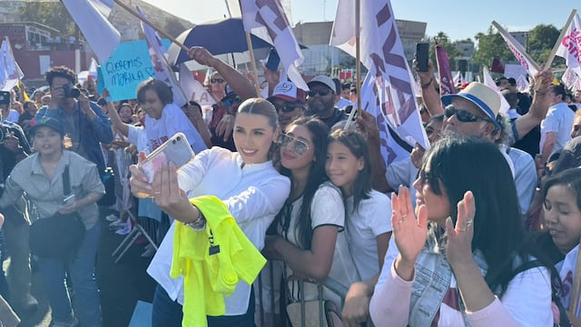 Marina del Pilar Ávila con ciudadanos