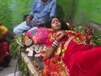 Joven supuestamente poseída por la diosa Maa Kali
