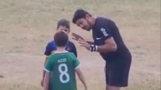 Árbitro da lección a niños