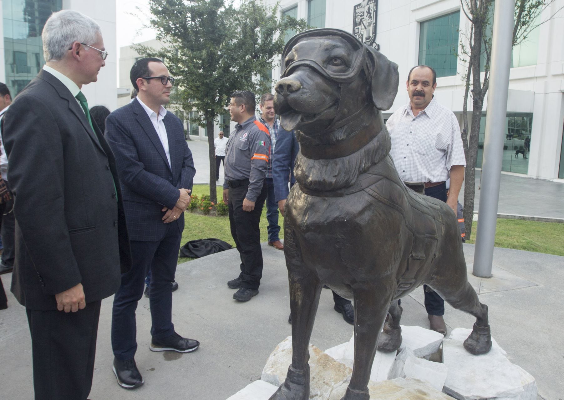 Estatua de Frida, la perrita rescatista