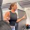 Aseguran que hombre acusado de “no ser real” por mujer en un avión tuvo comportamientos extraños