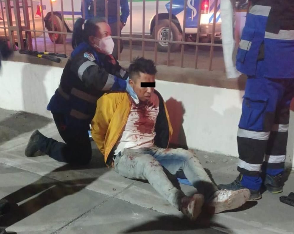 Ladrón casi es decapitado por estatua de San Miguel Arcángel