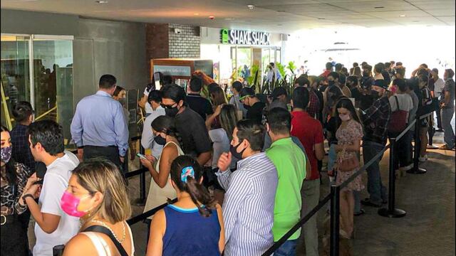 Hacen largas filas en Shake Shack en Monterrey