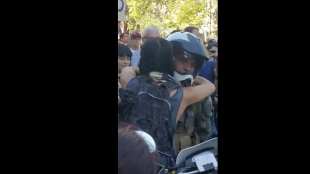 El carabinero no pudo evitar el llanto al verse rodeado de manifestantes y tener la orden de confrontarlos.