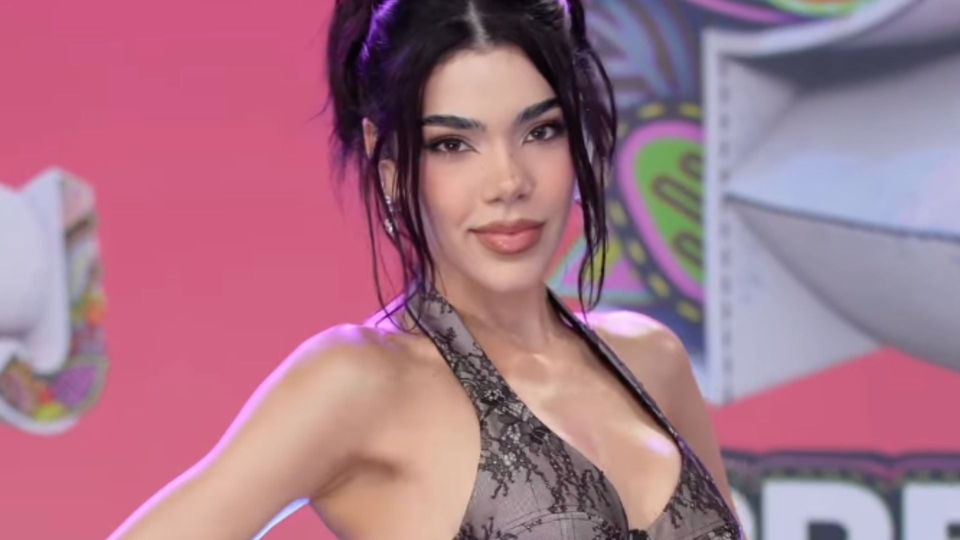 Kenia Os en los Premios Juventud 2025