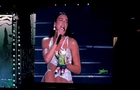 Dua Lipa cargando a un Dr. Simi