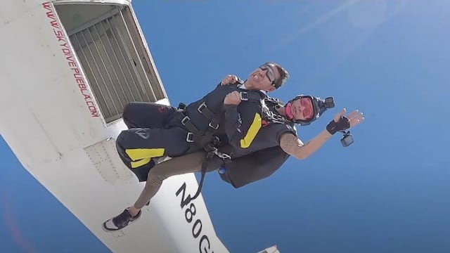 Yordi Rosado salta en paracaidas
