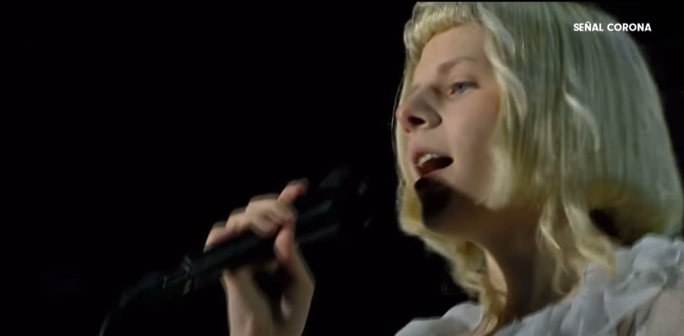 Aurora cantando en el Corona Capital 2021