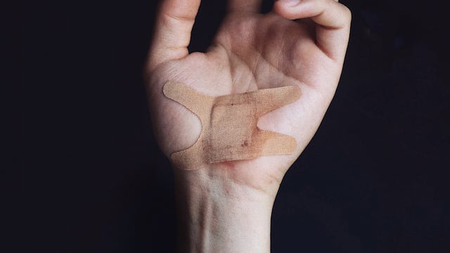 Científicos crean hilo de piel humana para cerrar heridas