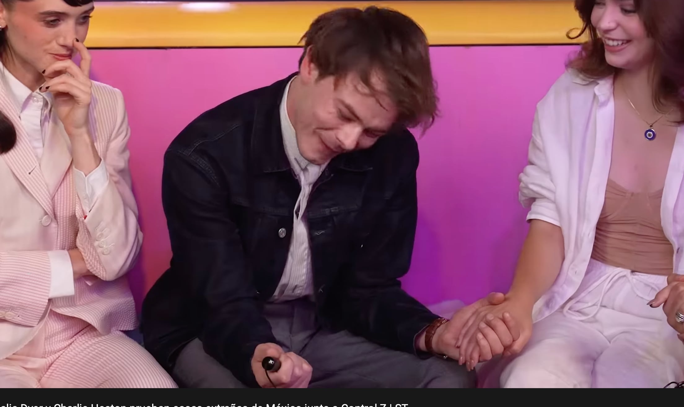 Stranger Thing: Natalia Dyer y Charlie Heaton prueban las licuachelas y hasta jugaron toques en México