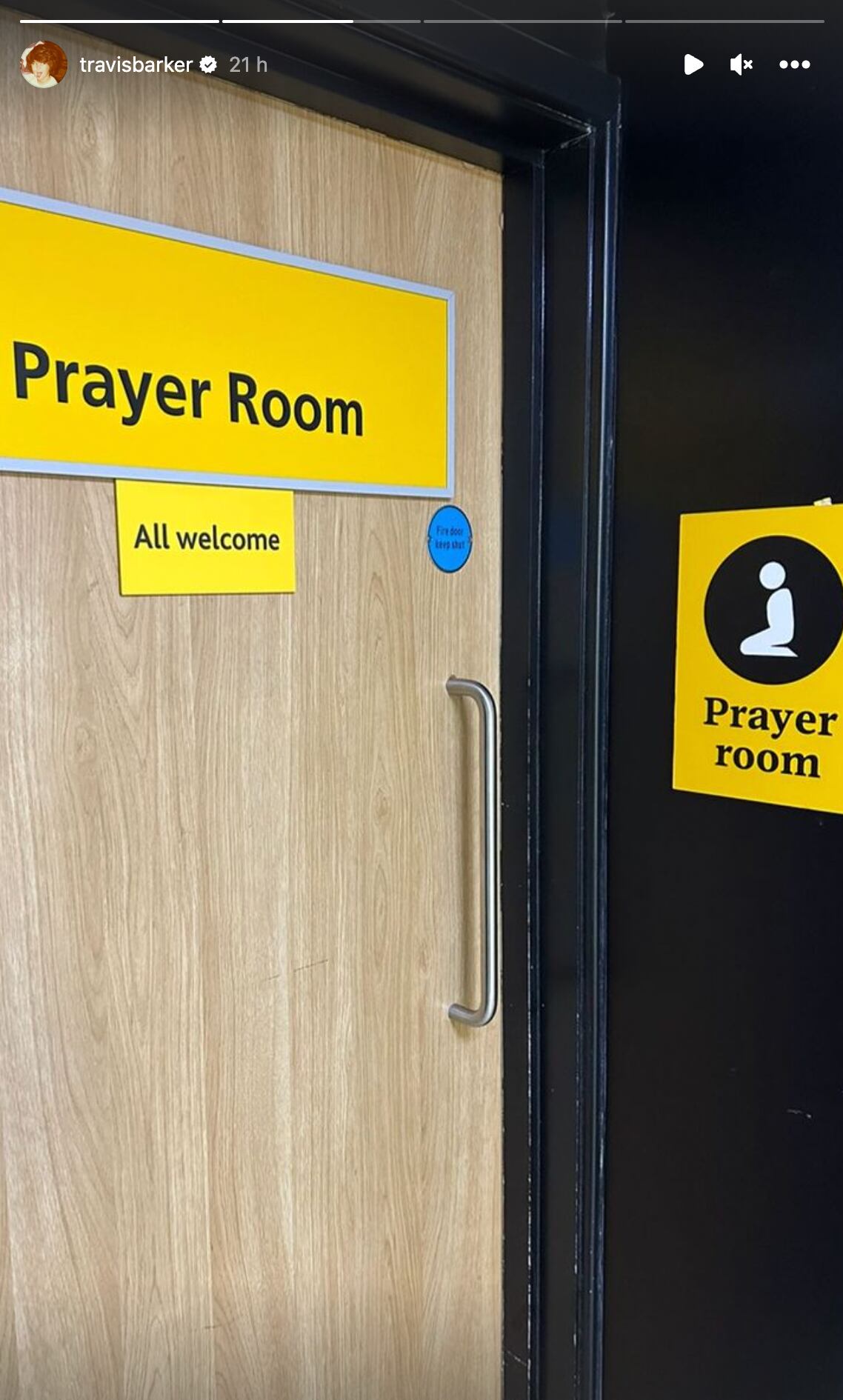 Travis Barker en la sala de oración