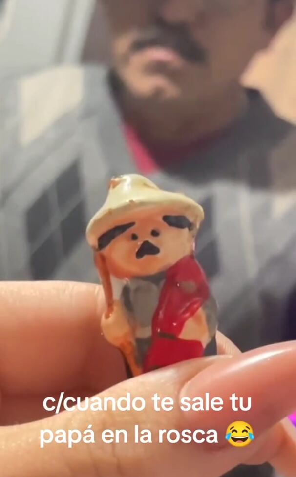 Le sale mono en la Rosca de Reyes idéntico a su papá