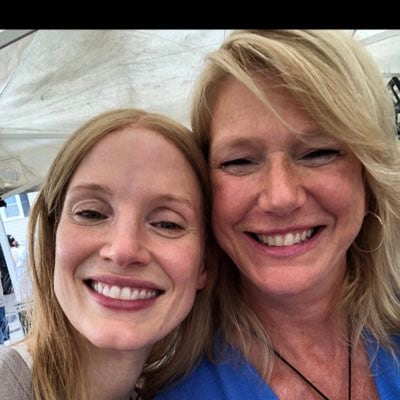 Amy Loughren y Jessica Chastain, la actriz que la interpreta en la película de Netflix: El Ángel de la Muerte