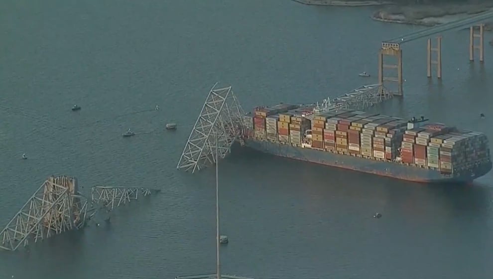 Choca barco contra puente de Baltimore y causa su derrumbe