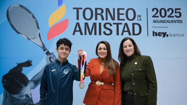 Tere Jiménez con participantes del Torneo de la Amistad