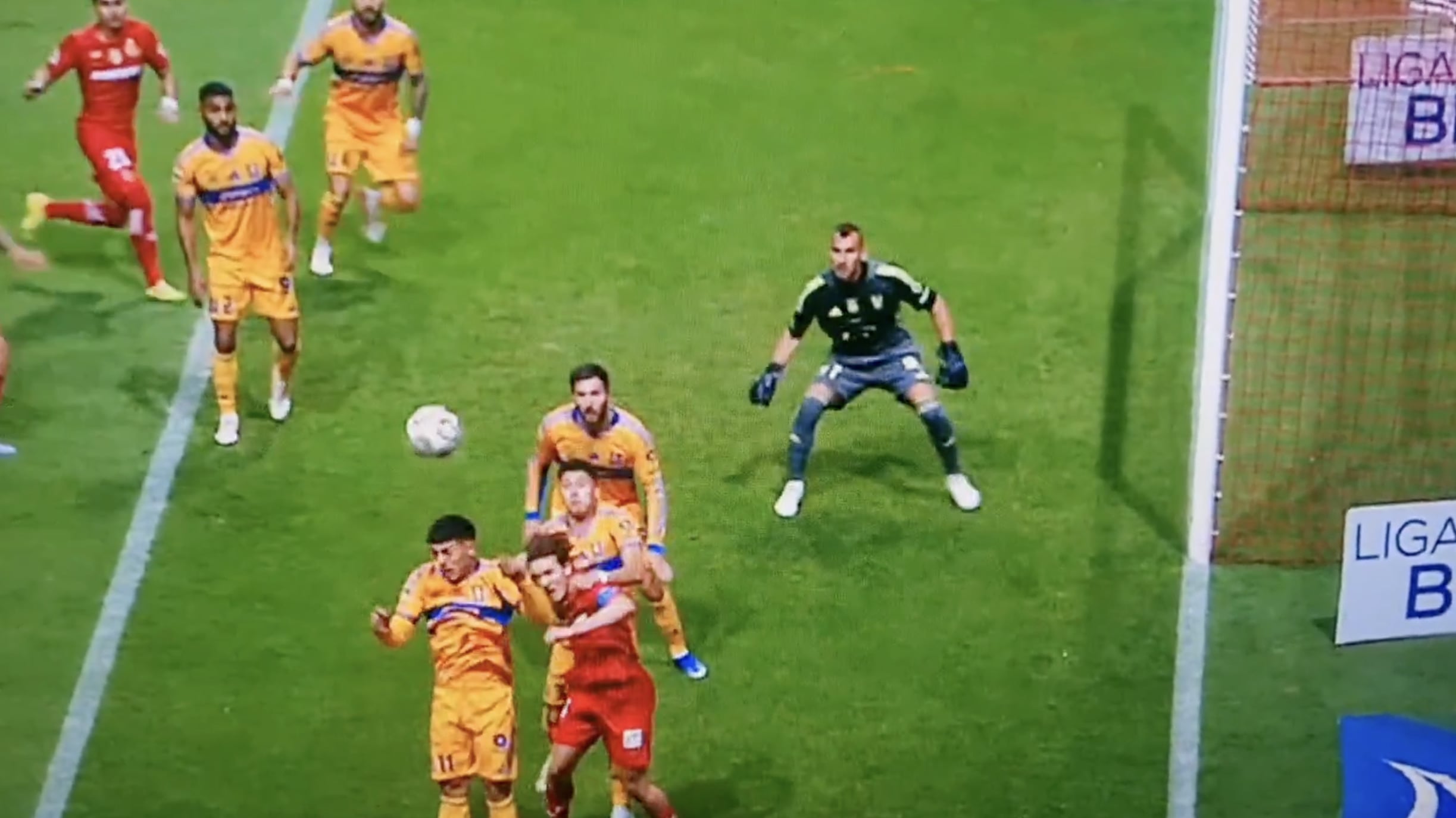 La prueba de que hubo un penal a favor del Toluca y no fue sancionado