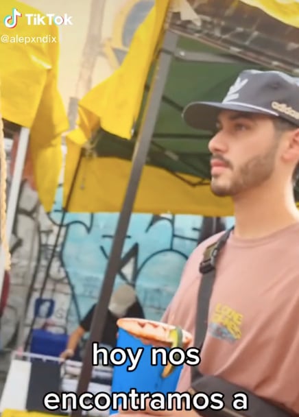 Alejandro Speitzer echándose michelada