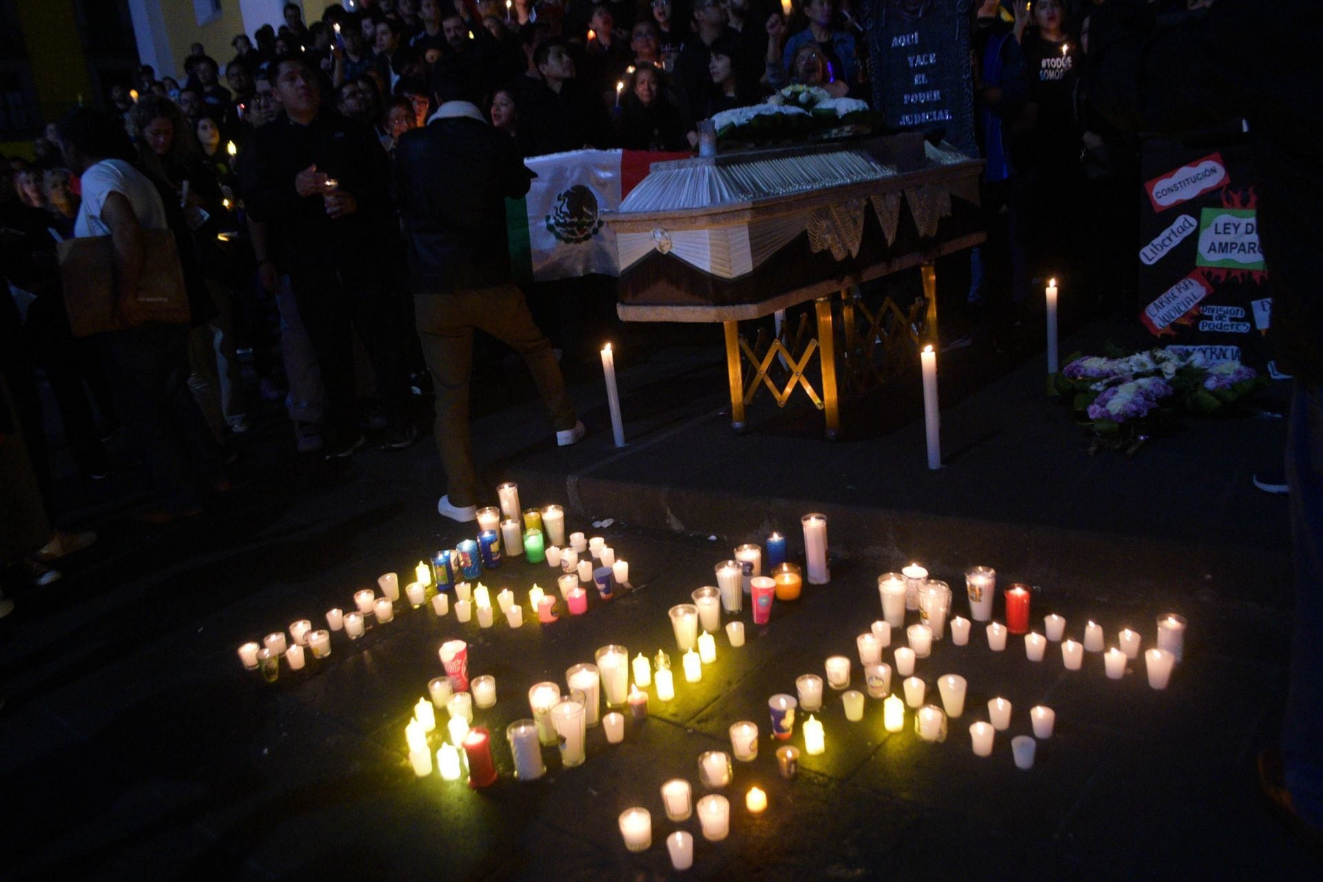 Trabajadores del poder judicial en Veracruz realizaron una velada de protesta en contra de la reforma al Poder Judicial de la Federación