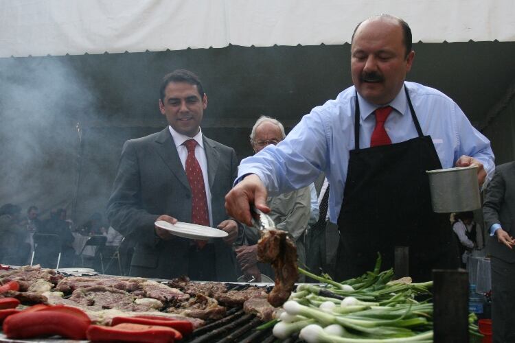 César Duarte haciendo una carnita asada