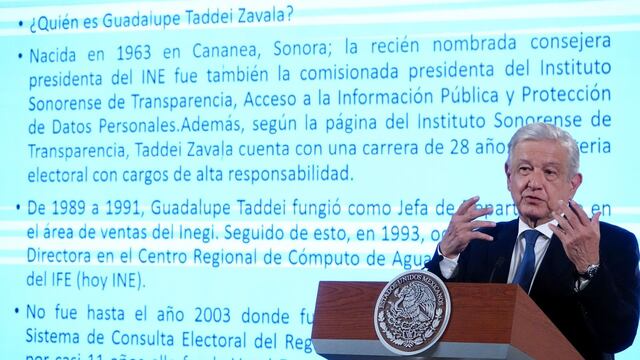 Andrés Manuel López Obrador muestra el perfil de Guadalupe Taddei Zavala, nueva consejera presidente del INE, durante la conferencia matutina desde Palacio Nacional.