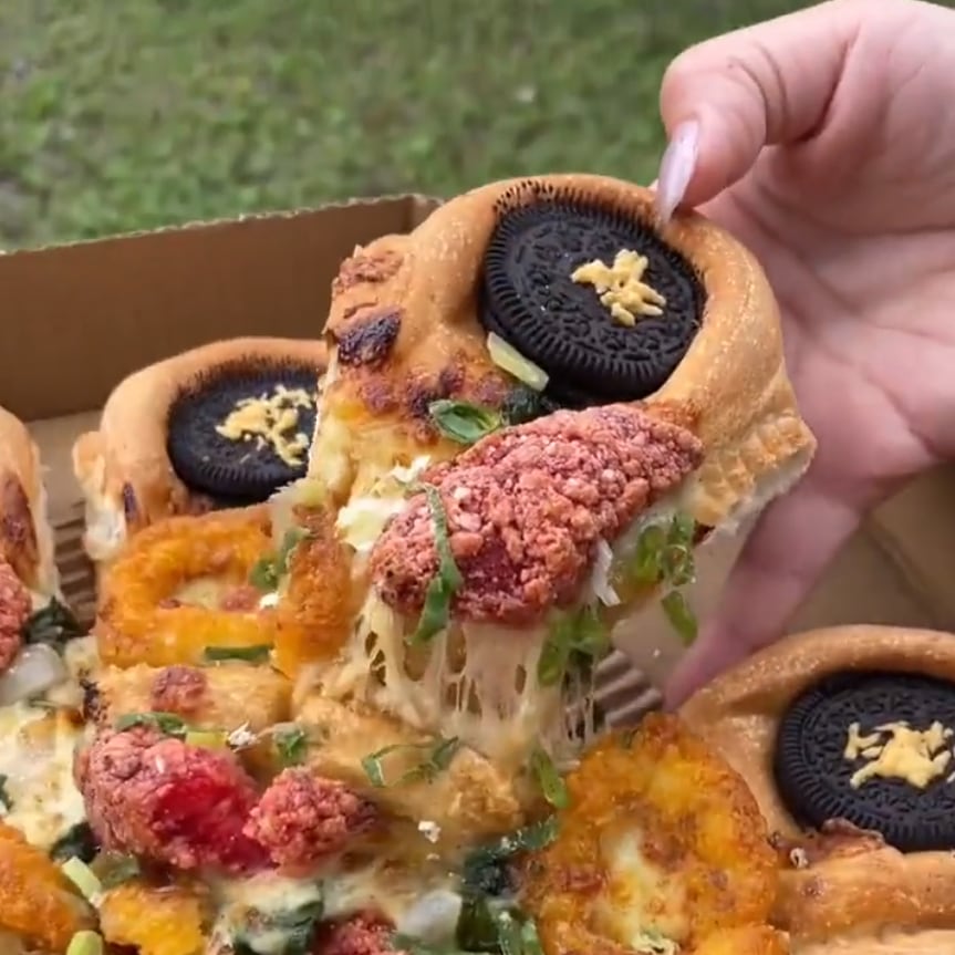 Pizza con galletas Oreo, pollo frito y trozos de calamar