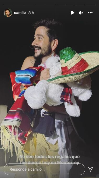 Camilo recibe regalos de fans