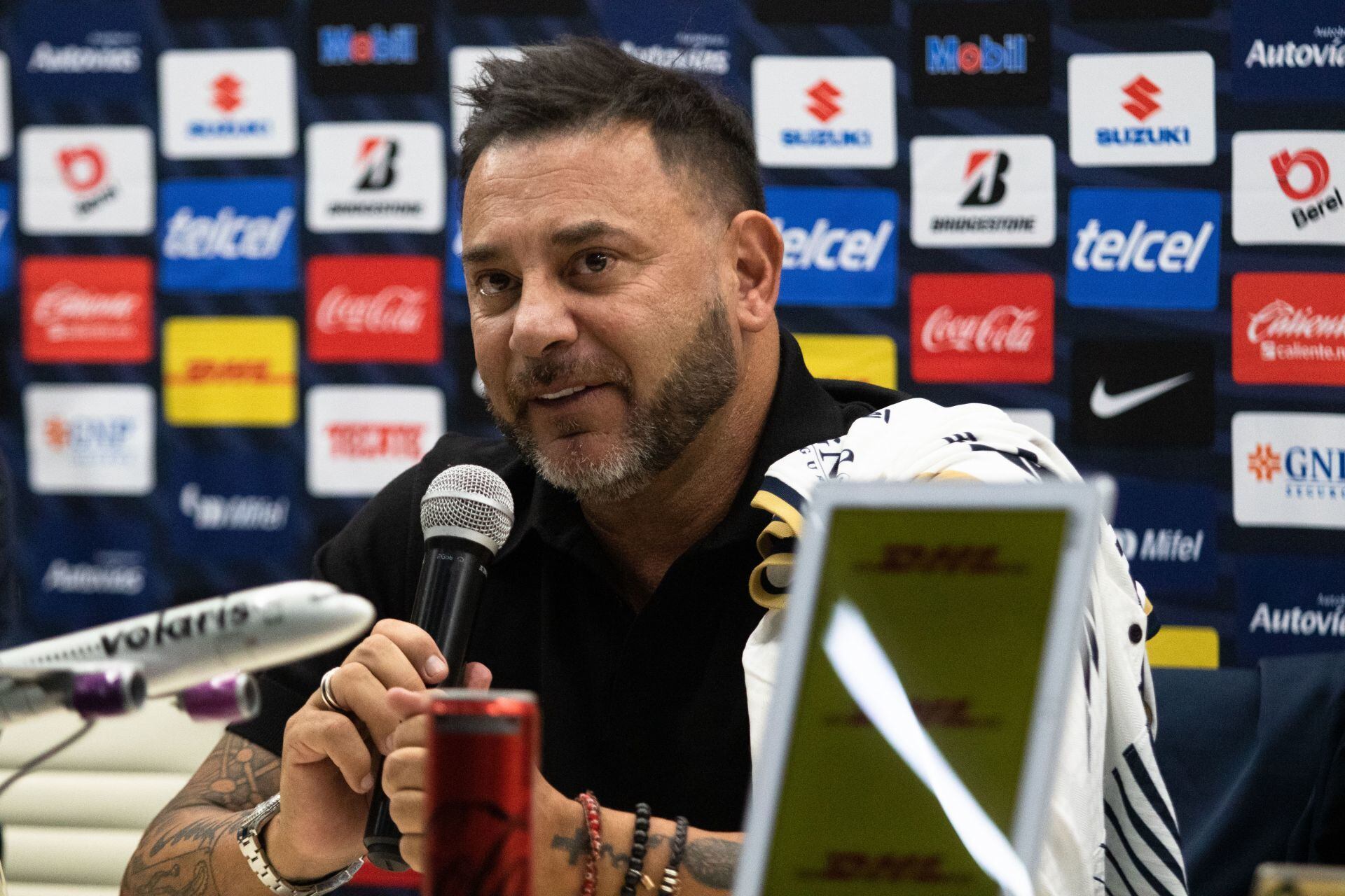 Antonio "Turco" Mohamed fue presentado como nuevo técnico de Pumas, lo acompañaron durante la rueda de prensa Leopoldo Silva, presidente del club Pumas, y su director deportivo, Miguel Mejía Barón.