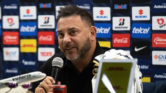 Antonio "Turco" Mohamed fue presentado como nuevo técnico de Pumas, lo acompañaron durante la rueda de prensa Leopoldo Silva, presidente del club Pumas, y su director deportivo, Miguel Mejía Barón.