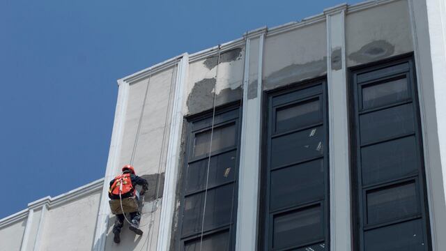 Un trabajador restaura el edificio El Moro, propiedad de la Lotería Nacional, en la capital del país.