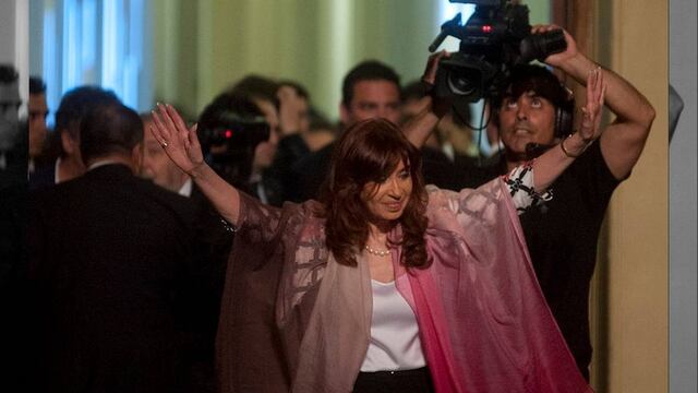 La presidenta Cristina Fernández declaró hoy abiertamente su apoyo a Daniel Scioli quien se medirá ante Macri, favorito hasta ahora para ganar los próximos comicios.