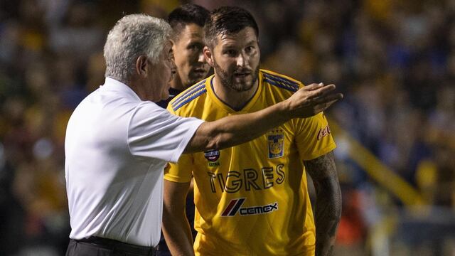 Gignac platicando con el Tuca