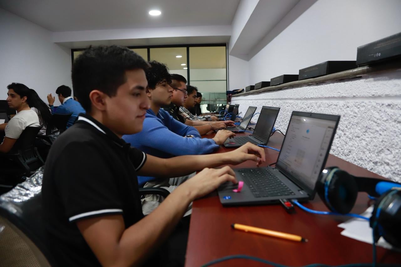 La Escuela Pública de Código impulsa talento, cierra la brecha digital y construye futuro.