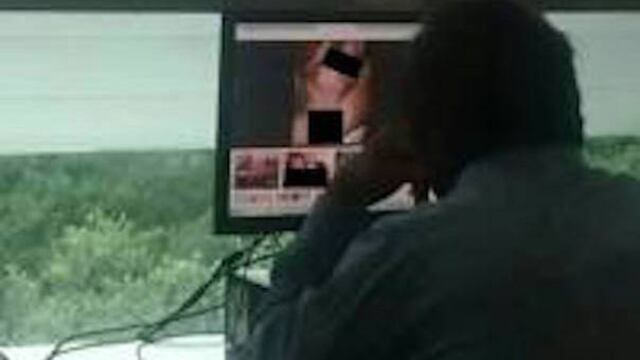 Un sujeto utiliza las instalaciones de la Biblioteca Vasconcelos para ver pornografía.