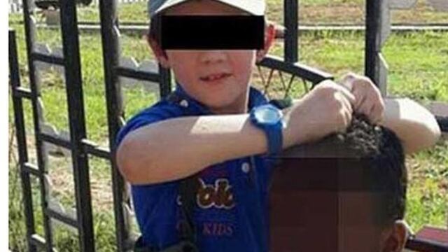FOTO: Niño sostiene cabeza decapitada de soldado sirio