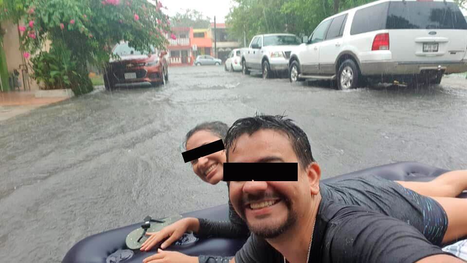 La pareja "navegaba" en un colchón.