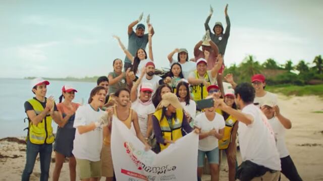 Jóvenes limpian playa