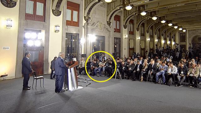 El sujeto quedó evidenciado en la transmisión de la conferencia.